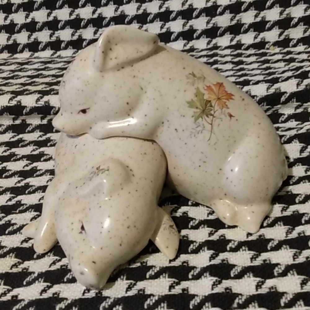 Vintage snuggling pigs   Hand painted. With flowers.